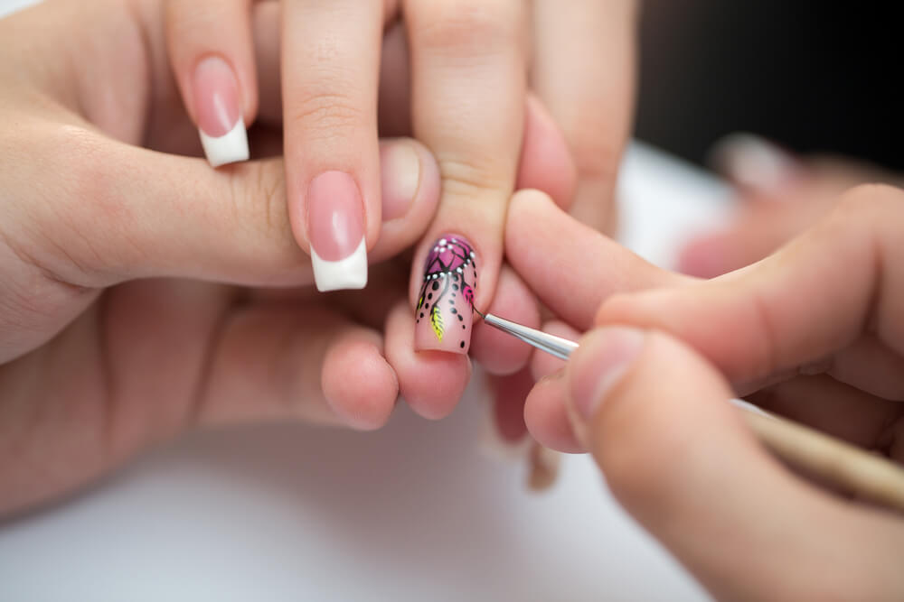 femme faisant du nail art
