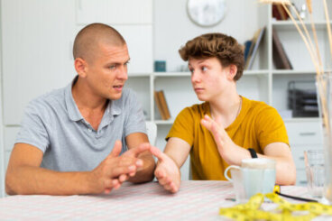 Comment faire face aux critiques des adolescents