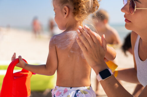 Crèmes solaires chimiques ou minérales, quelles sont les meilleures pour les enfants ?