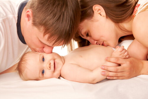 Le meilleur abri pour un bébé sont les bras de ses parents