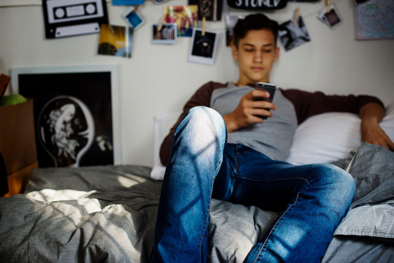 ado dans sa chambre