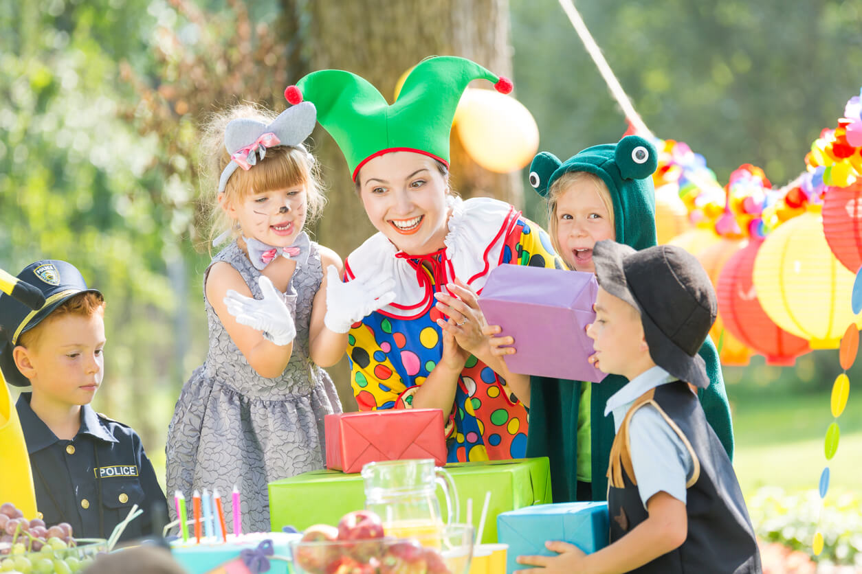 Une femme qui anime un anniversaire d'enfant.