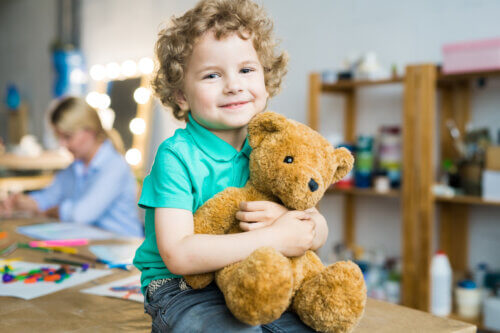 Pourquoi l'objet d'attachement est-il important dans l'enfance?