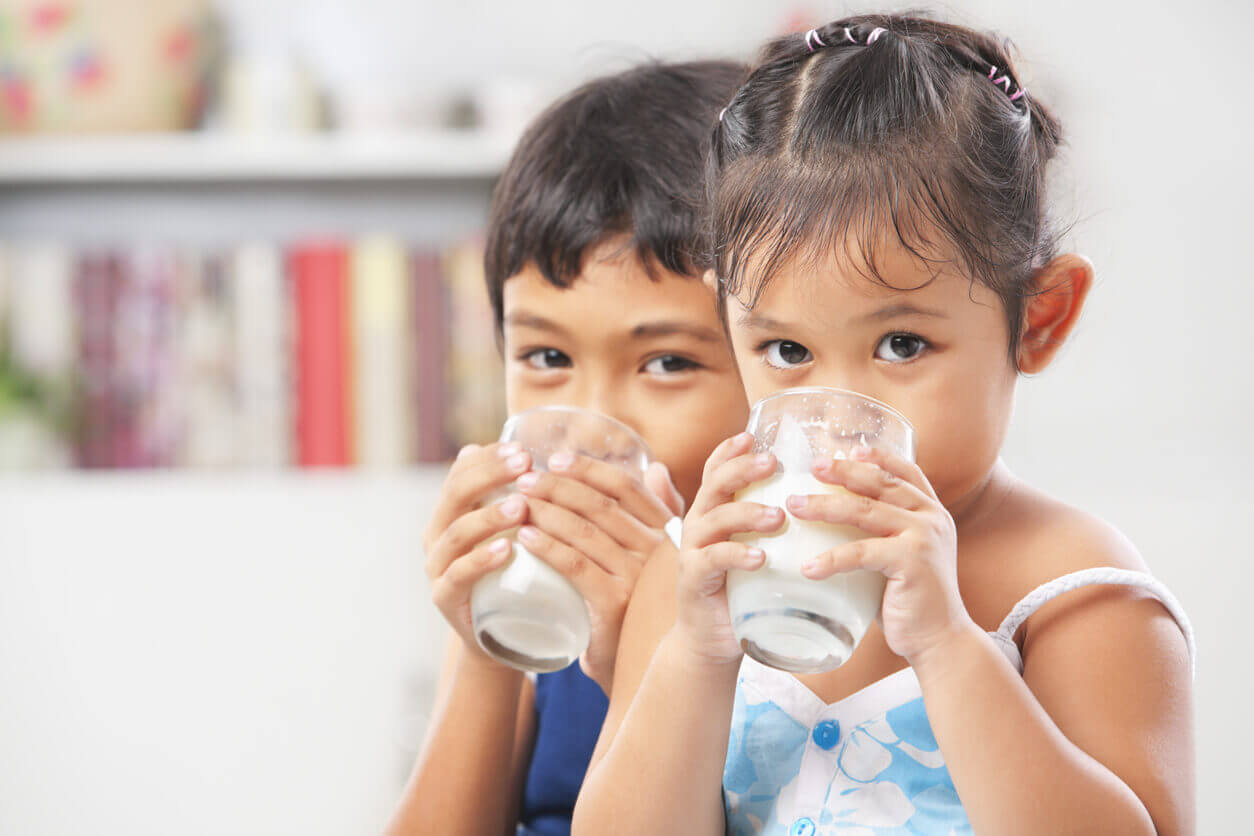 enfants qui boivent du lait