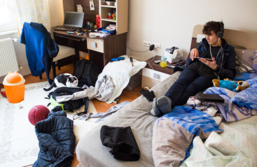 La chambre de mon ado est en désordre : que faire ?