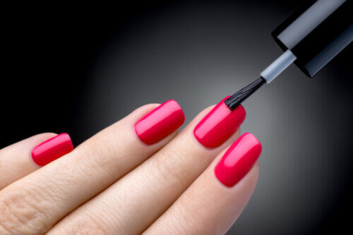 Ongles vernis et accouchement: ce qu'il faut savoir