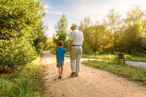 Comment expliquer la mort d'un grand-parent à votre enfant