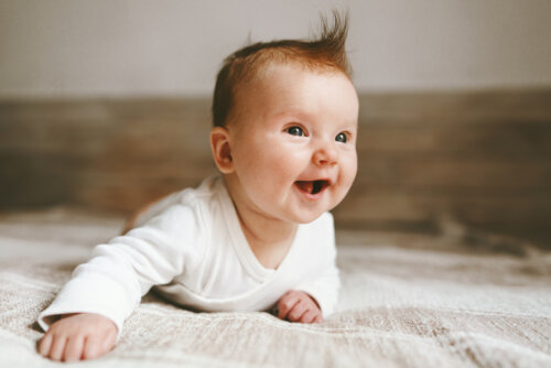 Quand les bébés obtiennent-ils leurs cheveux permanents ?