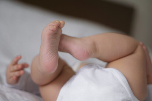 Est-ce normal que les pieds de bébé sentent parfois mauvais?