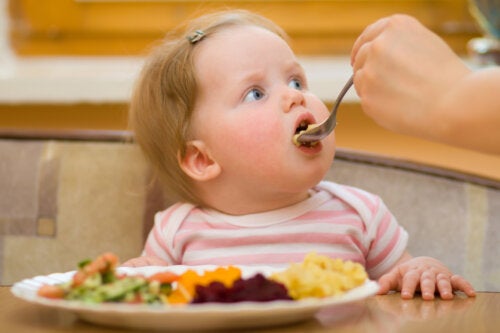 Quand commencer les routines alimentaires chez les bébés