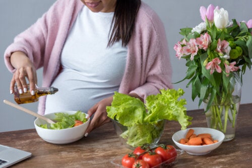 Huile d’olive pendant la grossesse : les bienfaits pour votre bébé