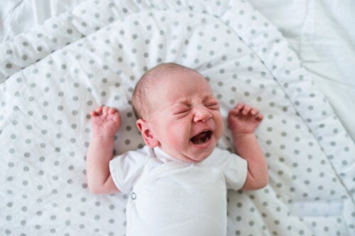 Pourquoi mon bébé se réveille-t-il en criant ou en pleurant ?