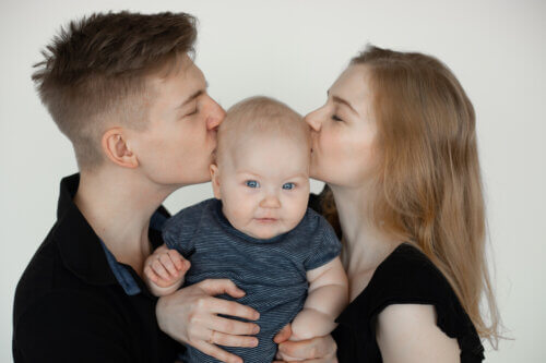 Avantages et inconvénients d'être de jeunes parents