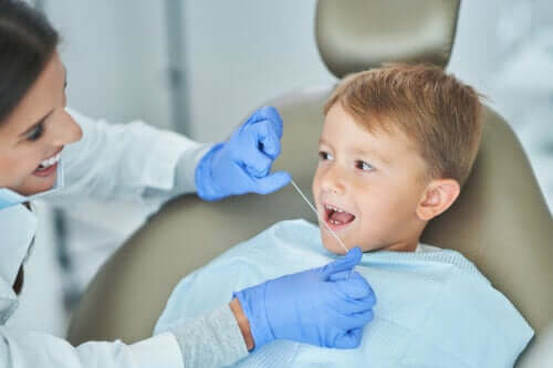 Enfant chez le dentiste.