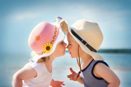 Pourquoi certains enfants s'embrassent-ils sur la bouche ?