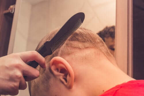 Enfant avec des taches chauves sur la tête.