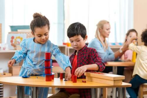 Élèves en classe recevant une éducation Montessori.