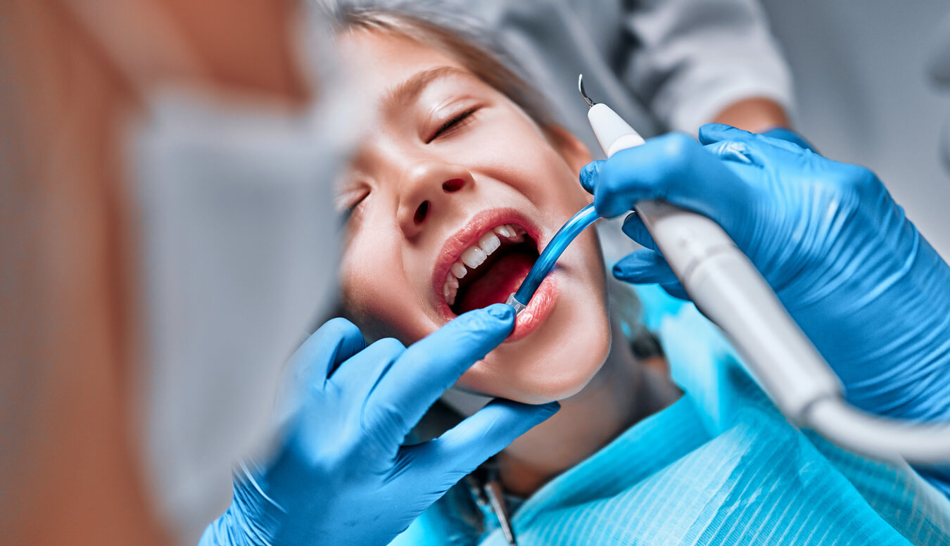enfant chez le dentiste