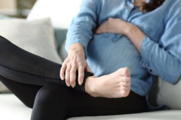 Chevilles enflées pendant la grossesse : causes et que faire