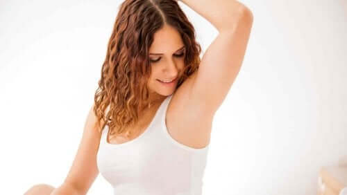 Comment enlever les taches sous les aisselles après l'accouchement?