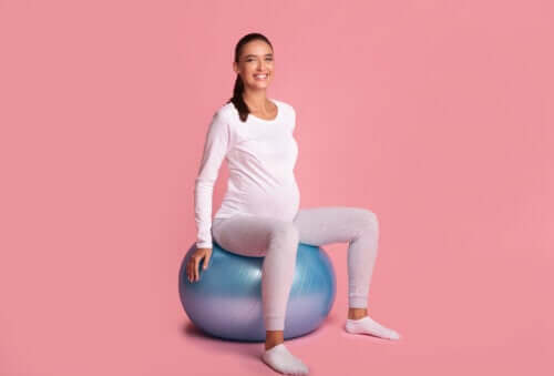 Exercices avec un ballon pour les femmes enceintes