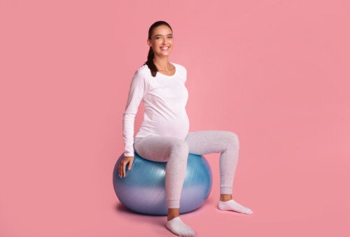 Exercices avec un ballon pour les femmes enceintes