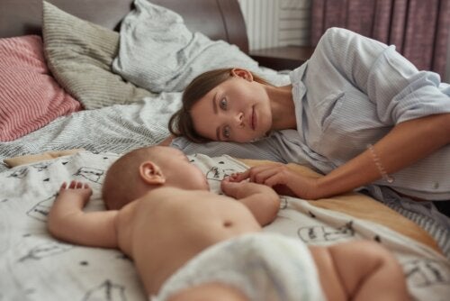 Quand on a un bébé, le sommeil est plus affecté chez les mères que chez les pères