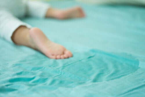 Pourquoi mon enfant mouille-t-il encore le lit ?