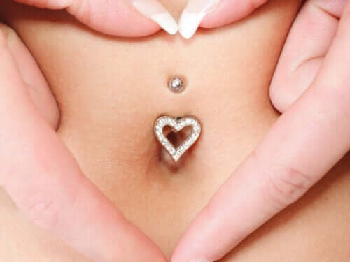 Piercing dans le nombril pendant la grossesse