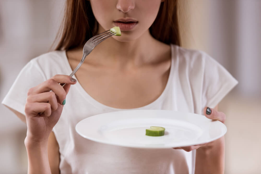 femme avec une assiette presque vide