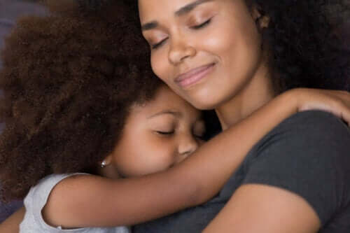 mère et fille fille s'embrassent avec un geste sincère et affectueux plaisir amour attachement