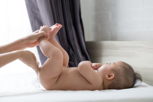 Boutons sur les fesses du bébé : causes et traitement