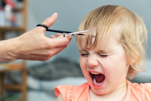 Les enfants qui ont peur de se faire couper les cheveux : comment les aider