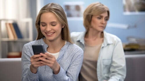 Pourquoi mon enfant adolescent se moque-t-il de moi ?