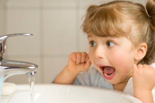 Quand et comment utiliser le fil dentaire chez les enfants ?
