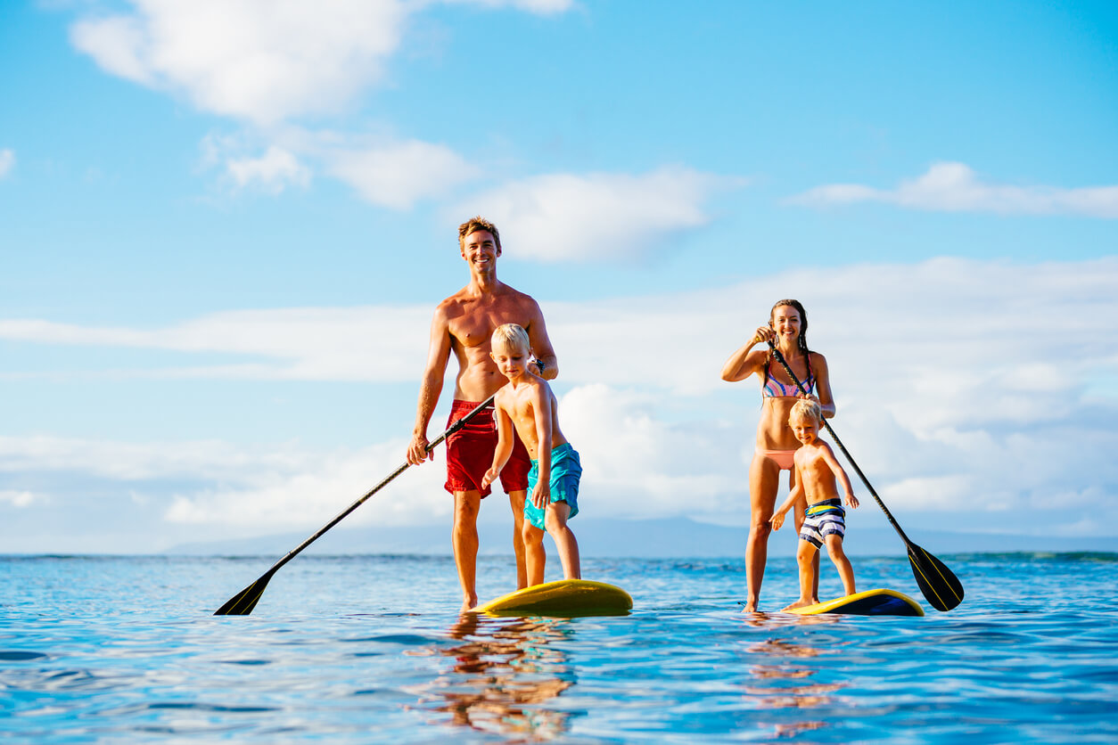 famille pratiquant du stand-up paddle