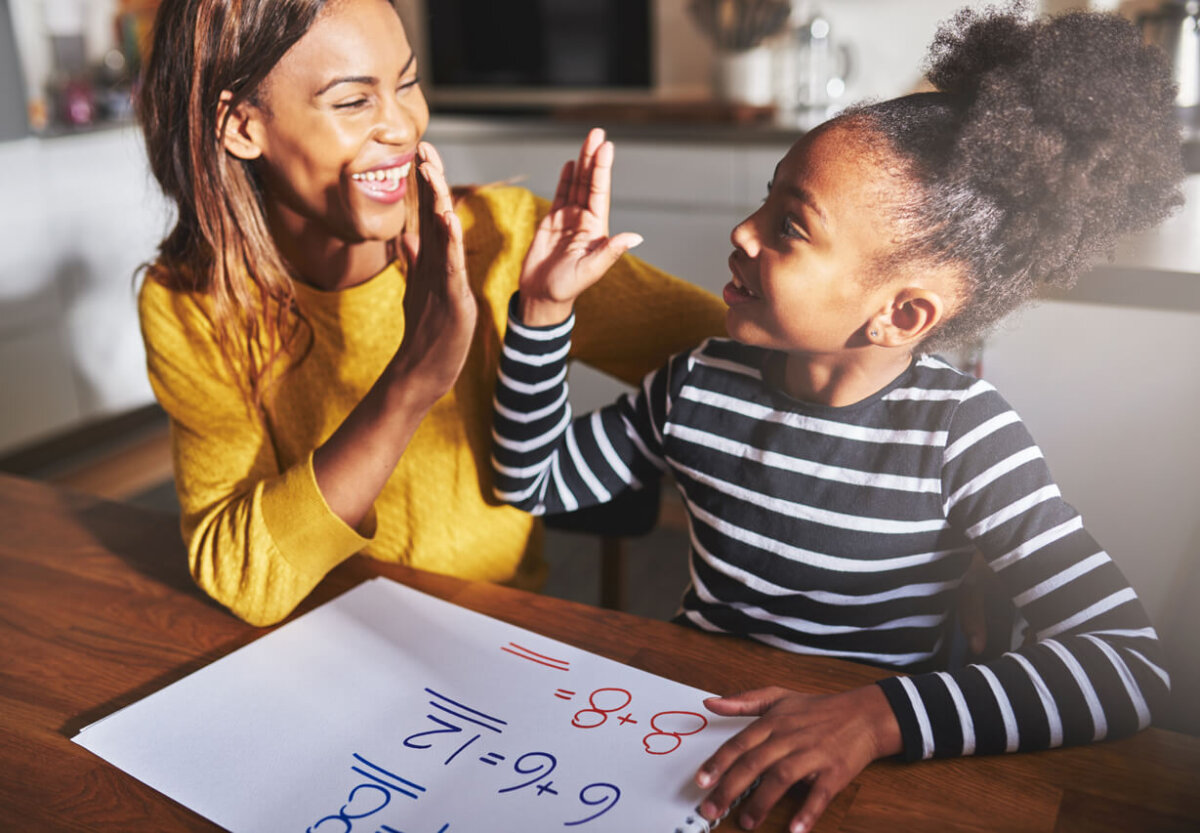 mère et fille révisant les mathématiques