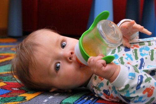 Les jus dans l'alimentation du bébé : tout ce qu'il faut savoir