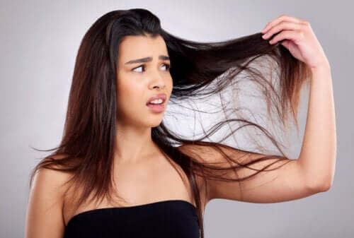 Cheveux gras pendant la grossesse : causes et solutions