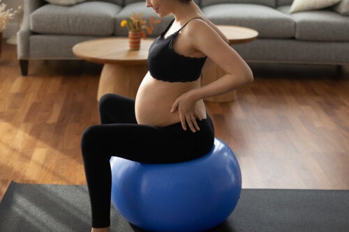 Les meilleurs exercices avec un fitball pour les femmes enceintes