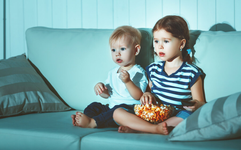 À partir de quel âge mon enfant peut-il regarder la télévision ?