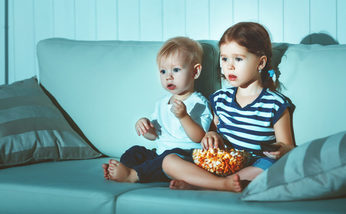 deux enfants regardant la télévision