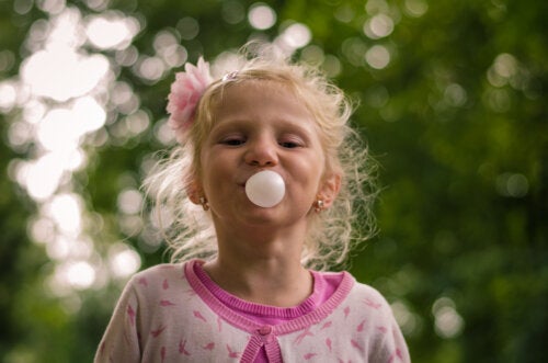 Le chewing-gum aide-t-il à prévenir les caries chez les enfants ?
