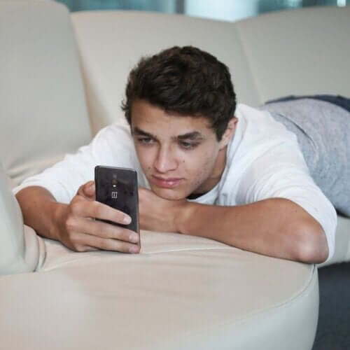 Quelle est la relation entre le sentiment de solitude et l'addiction aux réseaux sociaux ?