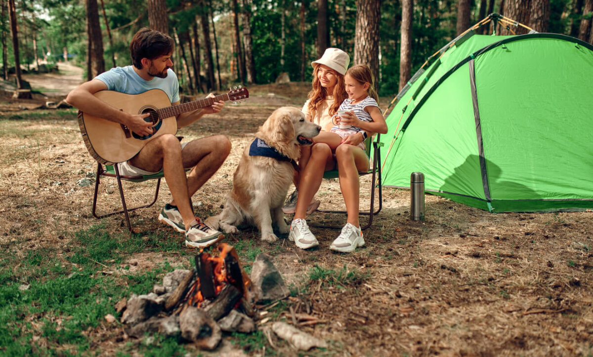 une famille faisant du camping dans la forêt