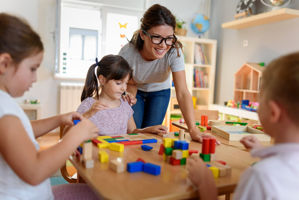 femme à la crèche avec des enfants