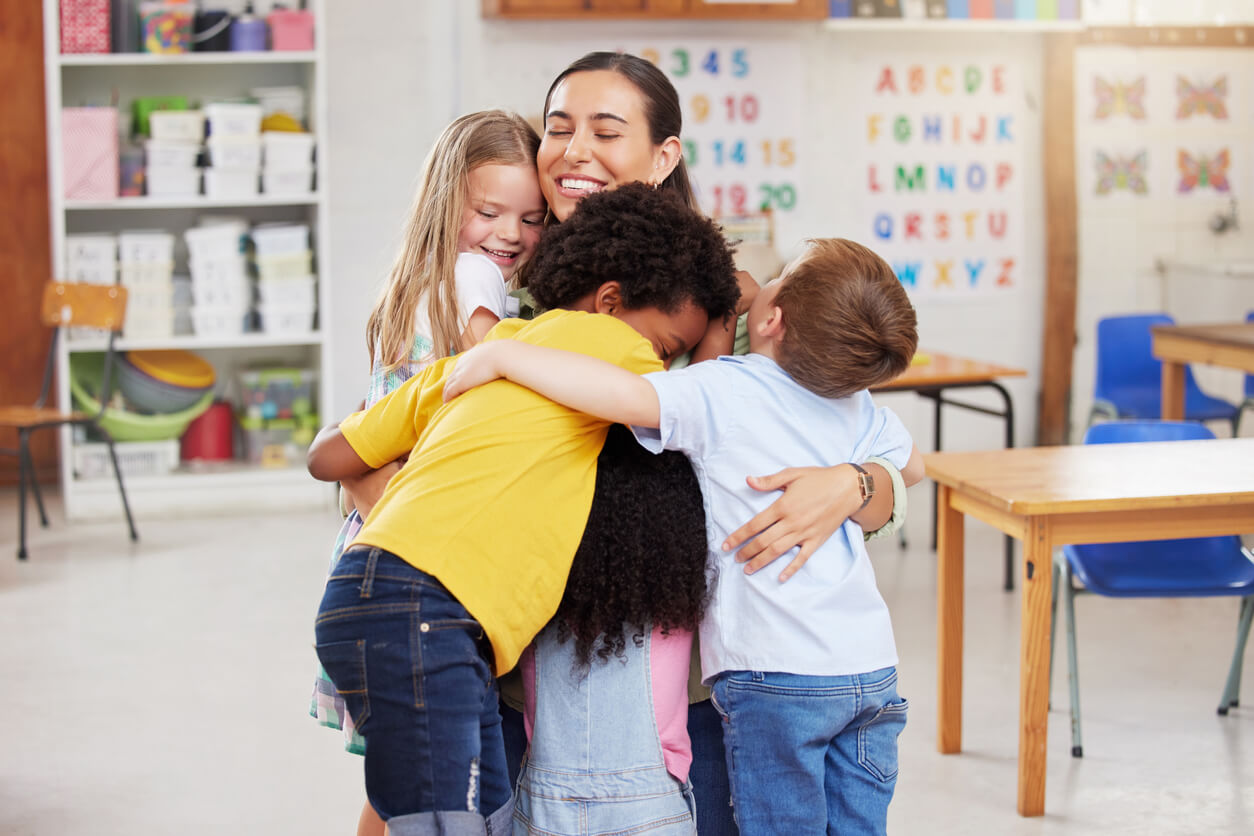 femme tenant des enfants dans ses bras à la crèche