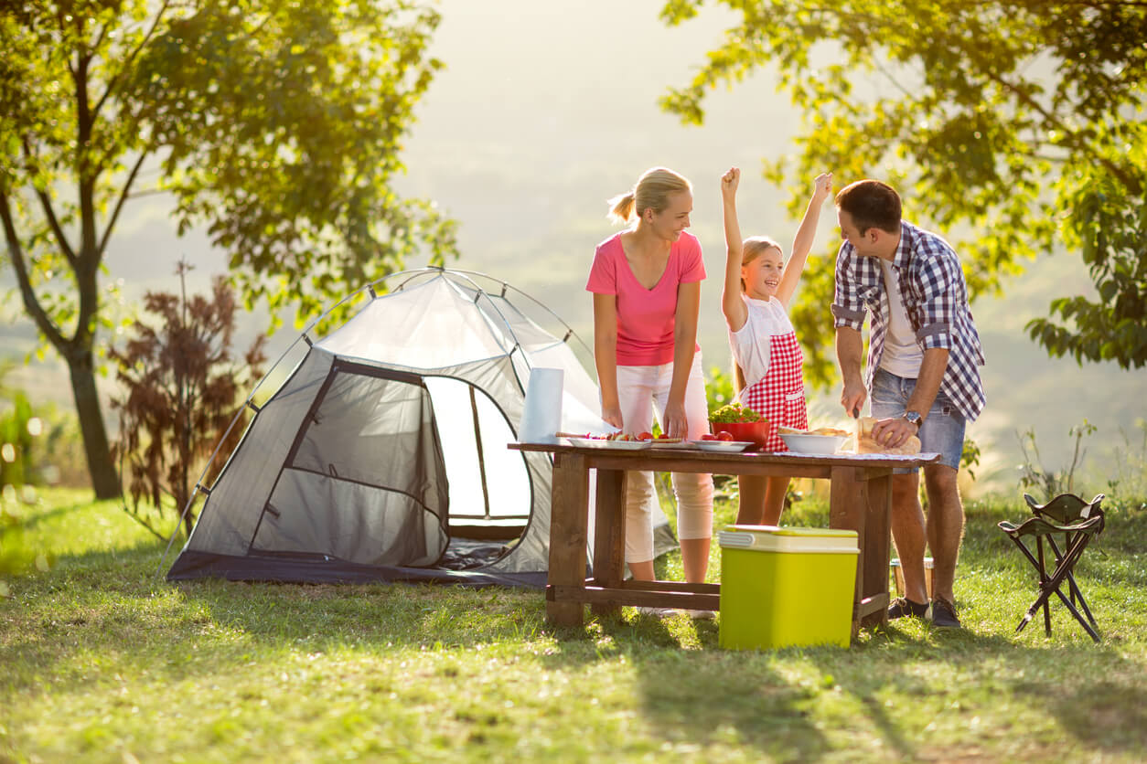 famille faisant du camping
