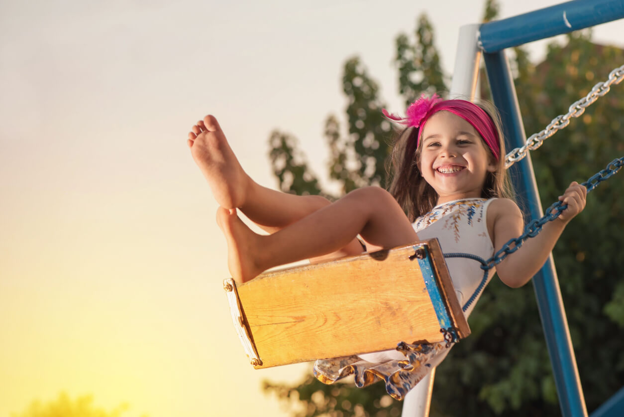 jeune fille sur une balançoire