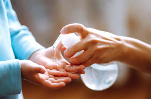Les risques du gel hydroalcoolique chez l'enfant